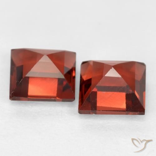 Shop natural 0.95ct スカーレットレッド パイロープガーネット gems, 四角形, from モザンビーグ at GemSelect. In stock, global shipping!