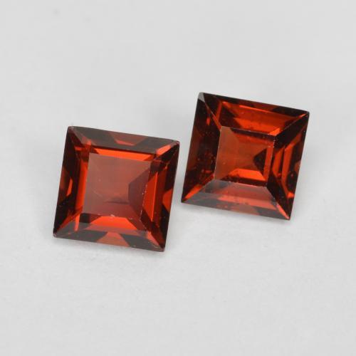 0.89カラットの天然ディープレッドパイロープガーネット（4.1×4.1 mm・四角）