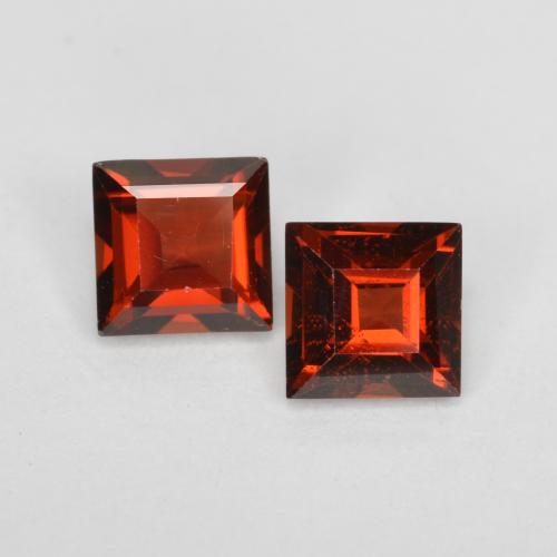 0.89カラットの天然ディープレッドパイロープガーネット（4.1×4.1 mm・四角）