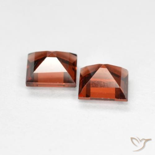 Shop natural 0.87ct ディープレッド パイロープガーネット gems, 四角形, from モザンビーグ at GemSelect. In stock, global shipping!