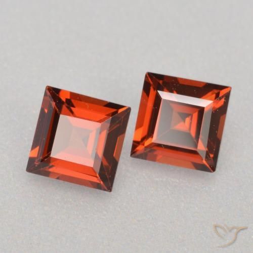 0.85カラットの天然ミディアムレッドパイロープガーネット（4.1×4.1 mm・四角）