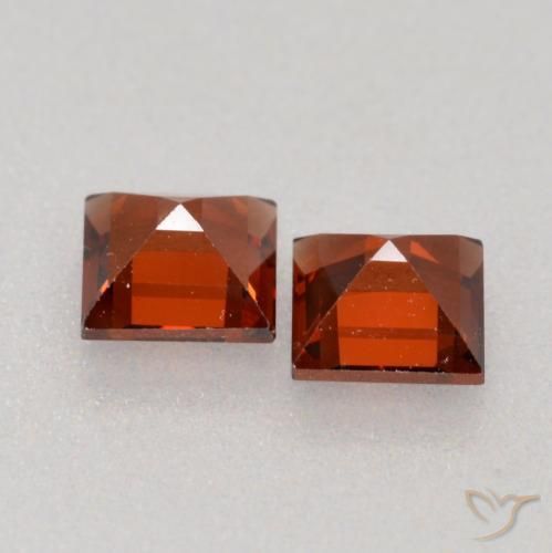 0.85カラットの天然ミディアムレッドパイロープガーネット（4.1×4.1 mm・四角）
