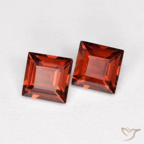 Shop natural 0.90ct スカーレットレッド パイロープガーネット gems, 四角形, from モザンビーグ at GemSelect. In stock, global shipping!