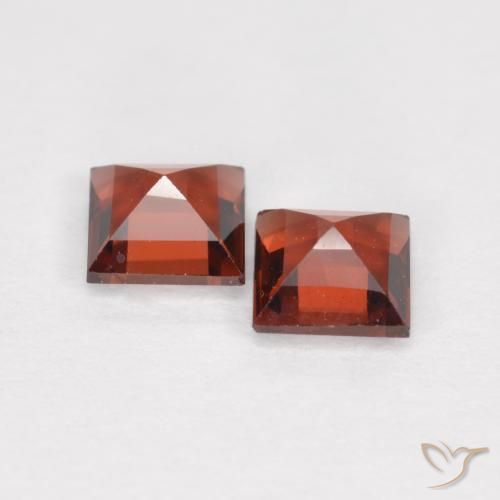 Shop natural 0.90ct スカーレットレッド パイロープガーネット gems, 四角形, from モザンビーグ at GemSelect. In stock, global shipping!