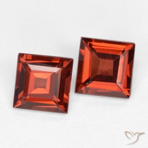 Shop natural 0.82ct スカーレットレッド パイロープガーネット gems, 四角形, from モザンビーグ at GemSelect. In stock, global shipping!