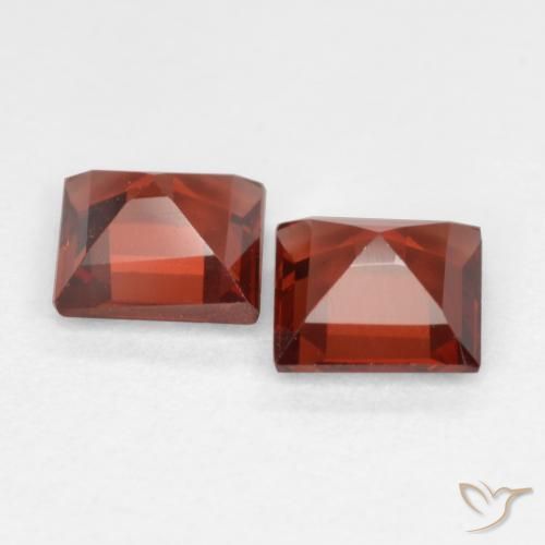 Shop natural 0.82ct スカーレットレッド パイロープガーネット gems, 四角形, from モザンビーグ at GemSelect. In stock, global shipping!