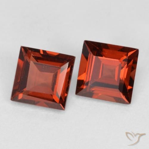 Shop natural 0.93ct スカーレットレッド パイロープガーネット gems, 四角形, from モザンビーグ at GemSelect. In stock, global shipping!