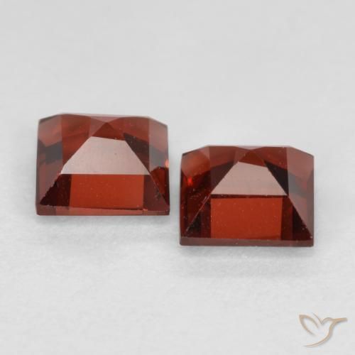 Shop natural 0.93ct スカーレットレッド パイロープガーネット gems, 四角形, from モザンビーグ at GemSelect. In stock, global shipping!
