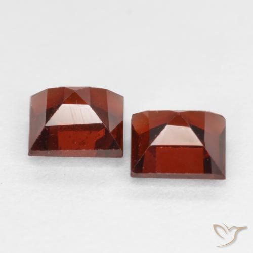 Shop natural 0.92ct ディープレッド パイロープガーネット gems, 四角形, from モザンビーグ at GemSelect. In stock, global shipping!