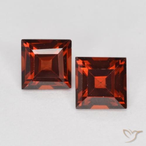 0.84カラットの天然ディープレッドパイロープガーネット（4.1×4 mm・四角）