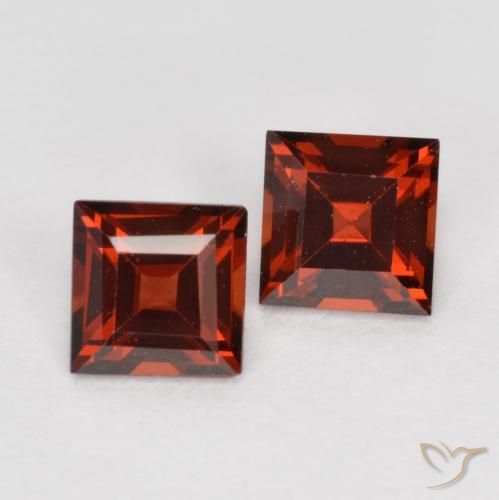 0.84カラットの天然ディープレッドパイロープガーネット（4.1×4 mm・四角）