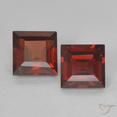 0.91カラットの天然ミディアムレッドパイロープガーネット（4.1×4.1 mm・四角）