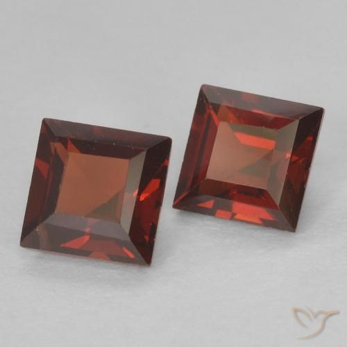 0.91カラットの天然ミディアムレッドパイロープガーネット（4.1×4.1 mm・四角）