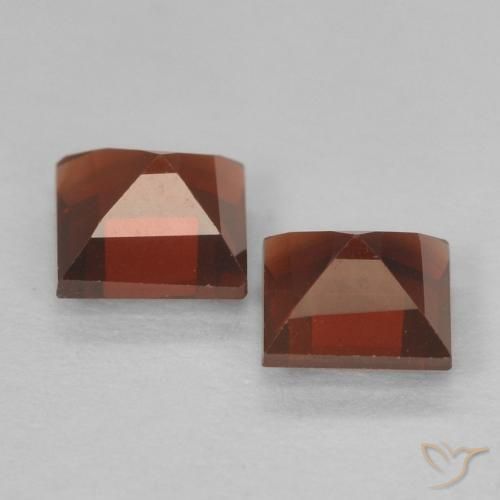 0.91カラットの天然ミディアムレッドパイロープガーネット（4.1×4.1 mm・四角）