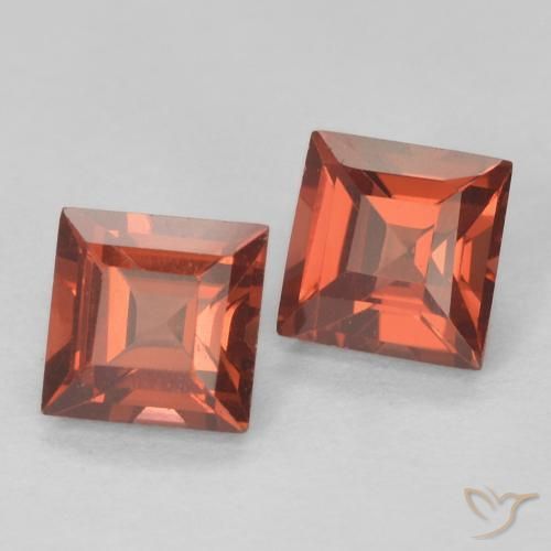 Shop natural 0.90ct ミディアムレッド パイロープガーネット gems, 四角形, from マダガスカル at GemSelect. In stock, global shipping!