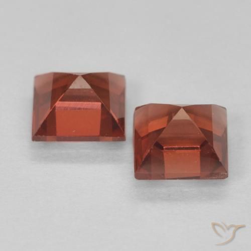 Shop natural 0.90ct ミディアムレッド パイロープガーネット gems, 四角形, from マダガスカル at GemSelect. In stock, global shipping!
