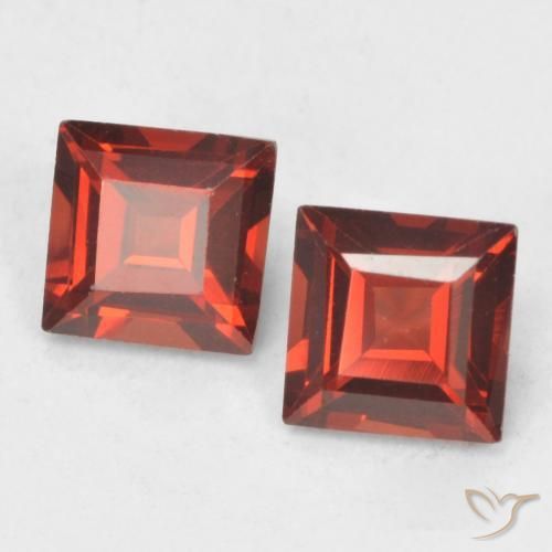 Shop natural 0.90ct ミディアムレッド パイロープガーネット gems, 四角形, from マダガスカル at GemSelect. In stock, global shipping!