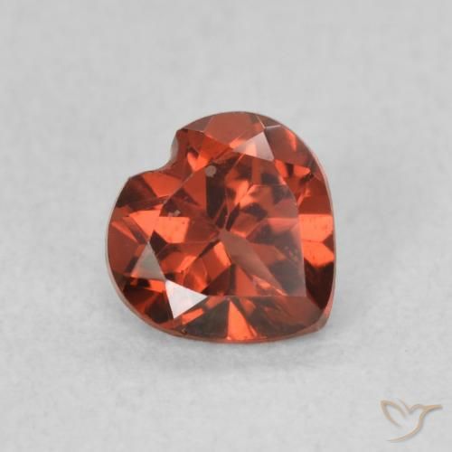 0.57カラットの天然Medium Dark-Redパイロープガーネット、心臓、VS