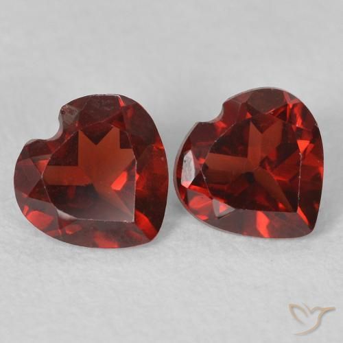 Shop natural 1.02ct ダークレッド パイロープガーネット gems, 心臓, from モザンビーグ at GemSelect. In stock, global shipping!