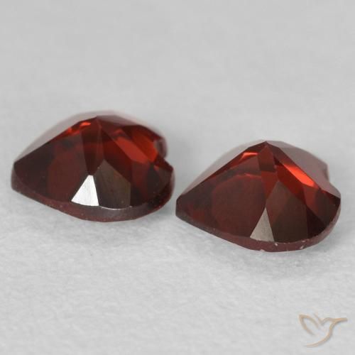 Shop natural 1.02ct ダークレッド パイロープガーネット gems, 心臓, from モザンビーグ at GemSelect. In stock, global shipping!