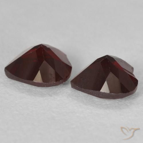 Shop natural 1.10ct ダークレッド パイロープガーネット gems, 心臓, from モザンビーグ at GemSelect. In stock, global shipping!