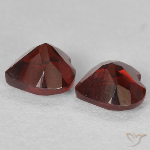 Shop natural 1.27ct ミディアムレッド パイロープガーネット gems, 心臓, from モザンビーグ at GemSelect. In stock, global shipping!