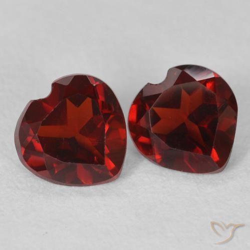 Shop natural 0.99ct ダークレッド パイロープガーネット gems, 心臓, from モザンビーグ at GemSelect. In stock, global shipping!