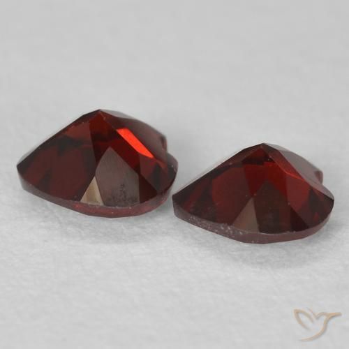 Shop natural 0.99ct ダークレッド パイロープガーネット gems, 心臓, from モザンビーグ at GemSelect. In stock, global shipping!