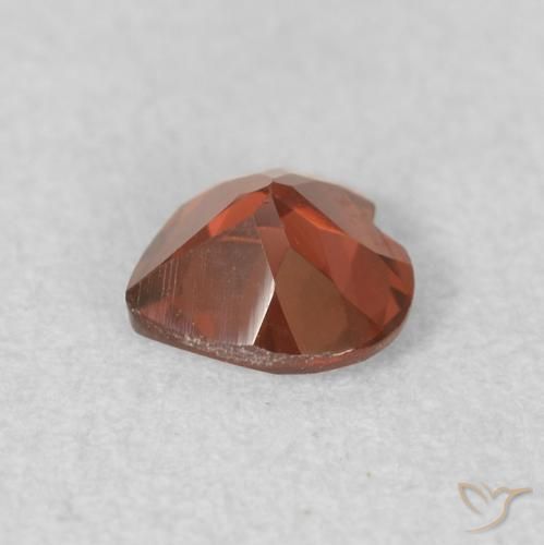 0.54カラットの天然明るい赤パイロープガーネット、心臓、VVS-VS
