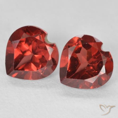 Shop natural 1.26ct ダークレッド パイロープガーネット gems, 心臓, from モザンビーグ at GemSelect. In stock, global shipping!
