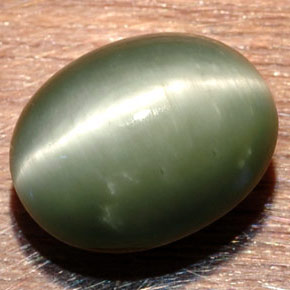 8.58カラットの天然グリーンQuartz Cat's Eye（13.5×10.7 mm・オーバルカット）