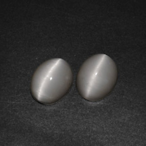カラットの天然クリームQuartz Cat's Eye（10.2×8.1 mm・透明）