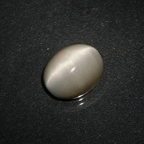 3.06カラットの天然クリームQuartz Cat's Eye（10×8 mm・オーバルカット）