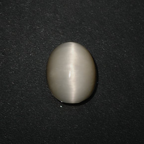 3.06カラットの天然クリームQuartz Cat's Eye（10×8 mm・オーバルカット）
