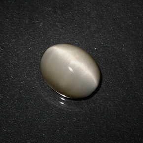 3.06カラットの天然クリームQuartz Cat's Eye（10×8 mm・オーバルカット）