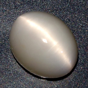 2.84カラットの天然クリームQuartz Cat's Eye（10×8 mm・オーバルカット）