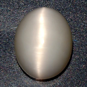 2.84カラットの天然クリームQuartz Cat's Eye（10×8 mm・オーバルカット）