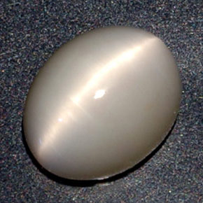 2.84カラットの天然クリームQuartz Cat's Eye（10×8 mm・オーバルカット）