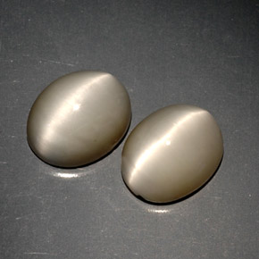 カラットの天然スモークQuartz Cat's Eye（10.1×8.2 mm・オーバルカット）