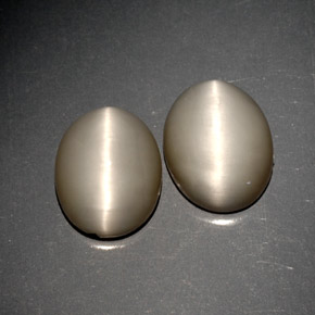 カラットの天然スモークQuartz Cat's Eye（10.1×8.2 mm・オーバルカット）