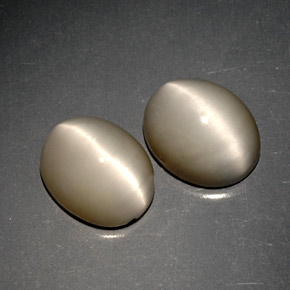 カラットの天然スモークQuartz Cat's Eye（10.1×8.2 mm・オーバルカット）