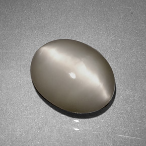 1.97カラットの天然クリームQuartz Cat's Eye（9×7.2 mm・オーバルカット）