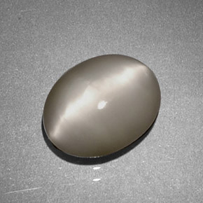 1.97カラットの天然クリームQuartz Cat's Eye（9×7.2 mm・オーバルカット）