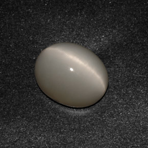 3.07カラットの天然スモークQuartz Cat's Eye（10×8.2 mm・オーバルカット）