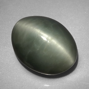 7.74カラットの天然グリーンQuartz Cat's Eye（13×10.2 mm・オーバルカット）