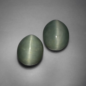 カラットの天然グリーンQuartz Cat's Eye（13.1×10.1 mm・オーバルカット）