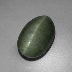 5.75カラットの天然グリーンQuartz Cat's Eye（14.6×9.2 mm・オーバルカット）