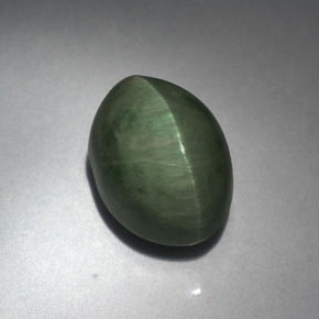 5.53カラットの天然グリーンQuartz Cat's Eye（11.9×8.5 mm・オーバルカット）