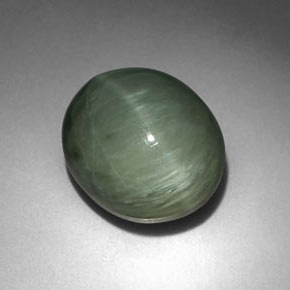 6.35カラットの天然グリーンクォーツキャッツアイ（12.3×10.5 mm・オーバルカット）