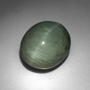 6.35カラットの天然グリーンクォーツキャッツアイ（12.3×10.5 mm・オーバルカット）